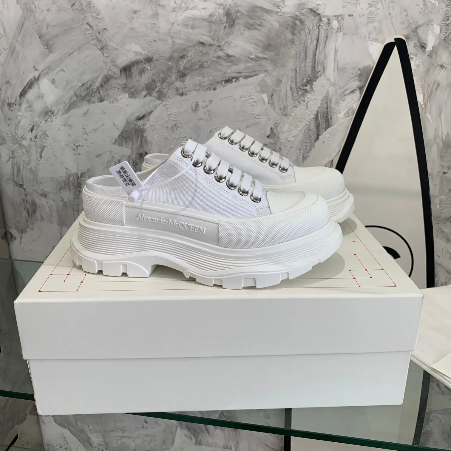 👟👟Ex-factory price 500👟👟 Mc Queen is in stock all year round [Rose] McQueen [Rose] dad shoes [Rose] ss early spring first release‼ ️‼ ️The latest Milan Fashion Week T-stage catwalk model, the unique and personalized design is very classy on the feet, and the round toe design allows the toes to be completely released. I spent a lot of money to buy multiple pairs of the originals and dismantled them and made replicas. Many celebrities such as Guli Nazha, Wu Lei, and Internet celebrity bloggers have endorsed Xiaohongshu’s popular products, and the products are sold out at the counters! Fabric: Imported pure cotton fabric Lining: Imported silk sheepskin Feet: Imported silk sheepskin Size: Women's 35-40. Packaging: original full set of packaging, outsole: increased by 5 cm, original outsole